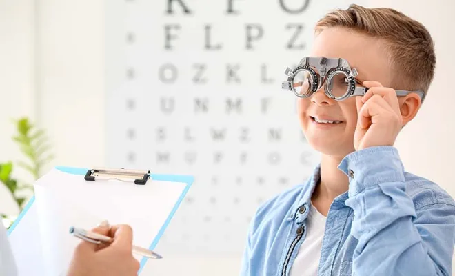 Evaluation d'acuité visuelle avant délivrance de lunettes, Roquefort, L'Atelier de la vue